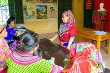 Đồng chí Giàng Thị Chía (người đứng), Bí thư Chi bộ thôn Ngòi Khù (xã Đạo Viện, huyện Yên Sơn, tỉnh Tuyên Quang) trong buổi tuyên truyền, vận động người dân phát triển kinh tế.