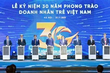 Thủ tướng Phạm Minh Chính (thứ 5 từ phải qua) cùng đại diện Hội Doanh nhân trẻ Việt Nam và các đơn vị liên quan tại Lễ kỷ niệm 30 năm phong trào Doanh nhân trẻ Việt Nam.
