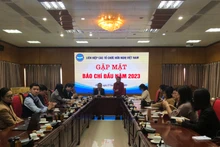 Đông đảo đại diện các cơ quan thông tấn, báo chí tham dự cuộc gặp.