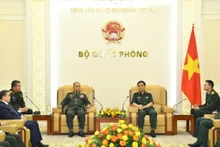 Đại tướng Phan Văn Giang tiếp Thượng tướng Thongloi Silivong.