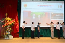 Các đồng chí trong Thường trực Trung ương Hội Cựu chiến binh Việt Nam và các đại biểu nhấn nút khai trương Trang thông tin điện tử tổng hợp Hội Cựu chiến binh Việt Nam.