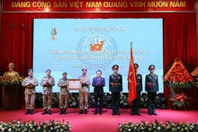 Thừa ủy quyền của Chủ tịch nước, Phó Thủ tướng Chính phủ Trần Lưu Quang trao Huân chương Bảo vệ Tổ quốc hạng Ba tặng Cục Gìn giữ hòa bình Việt Nam.