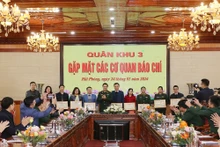 Trung tướng Nguyễn Quang Cường trao Bằng khen tặng các tập thể, cá nhân có thành tích xuất sắc trong công tác phối hợp tuyên truyền nhiệm vụ quân sự, quốc phòng năm 2023. 