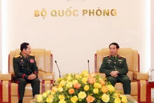 Đại tướng Phan Văn Giang, Ủy viên Bộ Chính trị, Phó Bí thư Quân ủy Trung ương, Bộ trưởng Quốc phòng tiếp Trung tướng Saichay Kommasith, Thứ trưởng Quốc phòng, Tổng Tham mưu trưởng Quân đội nhân dân Lào.