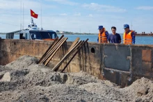 Lực lượng chức năng Cảnh sát biển tạm giữ tàu chở 400 m3 cát không rõ nguồn gốc.