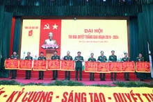 Trung tướng Trần Duy Giang, Chủ nhiệm Tổng cục Hậu cần trao Cờ thi đua xuất sắc tặng các tập thể đạt thành tích xuất sắc trong phong trào thi đua quyết thắng giai đoạn 2019-2024. 