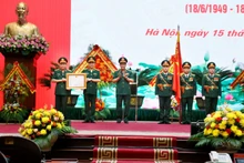 Thừa ủy quyền của Chủ tịch nước, Thượng tướng Vũ Hải Sản trao Huân chương Bảo vệ Tổ quốc hạng Nhì tặng ngành Vận tải quân sự.