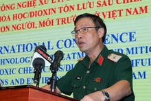 Thiếu tướng, PGS, TS Ngô Văn Giao báo cáo đề dẫn hội thảo.