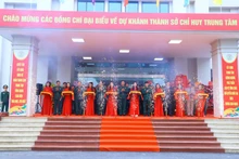 Các đại biểu cắt băng khánh thành Sở Chỉ huy Trung tâm 186 tại buổi Lễ.