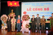 Lãnh đạo tỉnh Thừa Thiên Huế trao Nghị quyết của Ủy ban Thường vụ Quốc hội cho lãnh đạo thị xã Phong Điền.