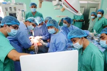 Đội ngũ y bác sĩ của Bệnh viện Trung ương Huế đã lập nên nhiều kỷ lục về ghép tạng, cứu sống nhiều bệnh nhân. (ảnh: Th. Hiển)