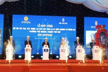 Lãnh đạo các ban, ngành của Trung ương và tỉnh Thừa Thiên Huế thực hiện nghi thức khởi công.