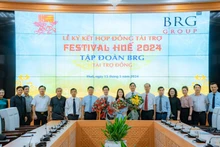  Lãnh đạo tỉnh Thừa Thiên Huế và Ban tổ chức Festival Huế 2024 tặng hoa cho các đơn vị ký kết tài trợ.
