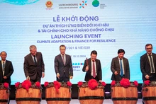 Các đại biểu thực hiện nghi thức đánh trống khởi động 2 dự án.