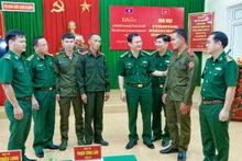 Lãnh đạo Bộ Chỉ huy Bộ đội Biên phòng Thừa Thiên Huế trao đổi với các học viên. (Ảnh: Võ Tiến)