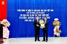 Phó Giám đốc Sở Giáo dục và Đào tạo tỉnh Thừa Thiên Huế Đoàn Minh Thắng trao giấy khen tặng cho thầy giáo Lê Ngọc Thùy.