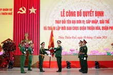 Thừa ủy quyền của Bộ Quốc phòng, Trung tướng Hà Thọ Bình, Tư lệnh Quân Khu 4 trao Quân kỳ Quyết thắng cho Ban Chỉ huy Quân sự quận Phú Xuân thuộc Bộ Chỉ huy Quân sự thành phố Huế.