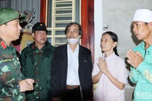 Phó Tư lệnh Quân khu 4 thăm hỏi, động viên, chia buồn cùng gia đình ông Nguyễn Đình Đức.