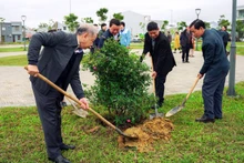 Lãnh đạo tỉnh trồng cây tại công viên Mùa Xuân - Khu quy hoạch Hương Sơ, TP Huế.