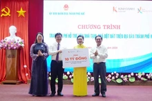 Quỹ Khởi sự Từ Tâm - Tập đoàn Kim Oanh trao 10 tỷ đồng để hỗ trợ chung tay xóa nhà tạm, nhà dột nát trên địa bàn thành phố Huế.