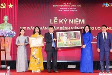 Phó Chủ tịch nước Võ Thị Ánh Xuân tặng bức ảnh chân dung Chủ tịch Hồ Chí Minh cho lãnh đạo Bệnh viện Trung ương Huế.