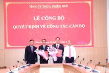 Đồng chí Bí thư Tỉnh ủy Lê Trường Lưu cùng Phó Bí thư Thường trực Tỉnh ủy Phan Ngọc Thọ trao Quyết định và tặng hoa chúc mừng các cá nhân.