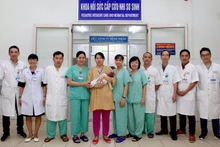 Người thân và đội ngũ y bác sĩ vui mừng sau khi trẻ sơ sinh được cứu sống. (Ảnh: BVH)