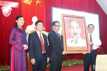 Trưởng ban Tuyên giáo Trung ương Nguyễn Trọng Nghĩa tặng bức ảnh chân dung Chủ tịch Hồ Chí Minh cho Đại học Huế.