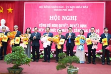Trao quyết định bổ nhiệm các cán bộ lãnh đạo quản lý tại Sở Tài chính. (Ảnh: Ng.Hiếu)