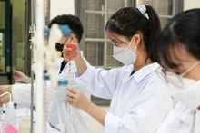 Hoạt động nghiên cứu thực hành của sinh viên Đại học Quốc gia Hà Nội.