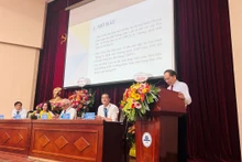 Đại biểu tham luận tại hội thảo.