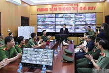 Chủ tịch nước Lương Cường thăm, động viên cán bộ, chiến sĩ công an Phú Thọ tại Trung tâm Thông tin chỉ huy, đặt tại Khu di tích lịch sử Đền Hùng. (Ảnh: NGỌC LONG)