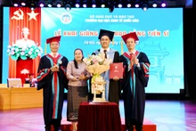 Lãnh đạo Trường đại học Kinh tế quốc dân trao bằng Tiến sĩ cho nghiên cứu sinh hoàn thành học tập, nghiên cứu