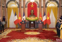 Chủ tịch nước Lương Cường và Tổng thống Pháp Emmanuel Macron gặp gỡ báo chí.