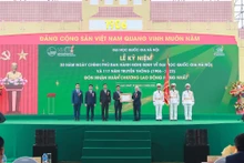 Đồng chí Đỗ Văn Chiến, Bí thư Trung ương Đảng, Chủ tịch Ủy ban Trung ương Mặt trận tổ quốc Việt Nam trao Huân chương Lao động hạng Nhất cho Đại học Quốc gia Hà Nội 