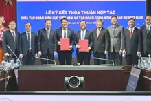 Lãnh đạo hai tập đoàn VRG và EVN trao biên bản ký kết thoả thuận hợp tác.