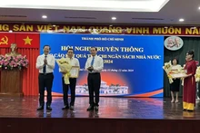 Lãnh đạo Thành phố Hồ Chí Minh trao bằng khen các doanh nghiệp tiêu biểu nộp ngân sách nhà nước năm 2024. 