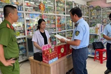 Đội 18 kiểm tra thực phẩm chức năng ở huyện Hóc Môn. (Ảnh Cục Quản lý thị trường Thành phố Hồ Chí Minh)