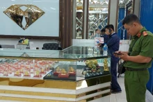 Lực lượng chức năng kiểm tra, thu giữ nhiều trang sức, vàng không rõ nguồn gốc xuất xứ. Ảnh: Cục Quản lý thị trường Thành phố Hồ Chí Minh