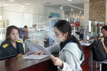 Người nộp thuế đến làm thủ tục thuế tại Cục Thuế Thành phố Hồ Chí Minh. (Ảnh: THẾ ANH)