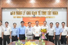 Ông Trương Văn Hùng, Trưởng Ban Quản lý Khu kinh tế tỉnh Tây Ninh trao chứng nhận đăng ký đầu tư dự án Khu công nghiệp Hiệp Thạnh giai đoạn 1 cho Phó Tổng Giám đốc VRG Đỗ Hữu Phước.