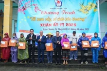 Đại diện lãnh đạo Hội Nhà báo Việt Nam, lãnh đạo VRG trao quà cho người dân xã Kim Thủy, huyện Lệ Thủy, tỉnh Quảng Bình.