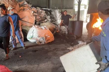 Hàng hóa vi phạm được đưa vào lò đốt tiêu huỷ tại Công ty Môi trường Đô thị Sài Gòn (huyện Vĩnh Cửu, tỉnh Đồng Nai)
