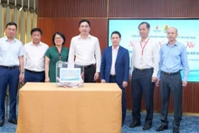 Lãnh đạo PV GAS tham gia ủng hộ đồng bào các tỉnh phía Bắc tại trụ sở.