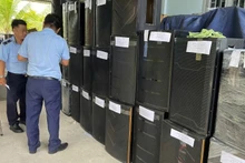 Lực lượng chức năng kiểm tra vỏ thùng loa không rõ nguồn gốc xuất xứ. Ảnh Cục Quản lý thị trường Thành phố Hồ Chí Minh.