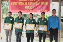 Trao thưởng cho công nhân hoàn thành kế hoạch sản lượng khai thác mủ cao-su năm 2023 trước thời hạn tại Đội 1 Nông trường Cao-su Tân Hiệp.