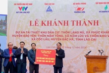 Thủ tướng Phạm Minh Chính trao tặng 150 căn nhà cho hộ nghèo đang ở nhà tạm, nhà dột nát trên địa bàn tỉnh Lào Cai.