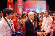 Tổng Bí thư Nguyễn Phú Trọng với các thế hệ cán bộ Tạp chí Cộng sản tại Lễ kỷ niệm 85 năm Ngày Tạp chí Cộng sản ra số đầu và đón nhận Huân chương Hồ Chí Minh lần thứ hai. (Ảnh: Văn Thành/www.tapchicongsan.org.vn)