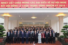 Tổng Bí Thư Nguyễn Phú Trọng với các đại biểu dự Hội nghị tổng kết nhiệm kỳ 2016-2021 Hội đồng Lý luận Trung ương. (Ảnh: TTXVN)