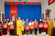 Đoàn công tác đã trao 100 phần quà Tết tới các hộ gia đình tại xã Cao Kỳ, huyện Chợ Mới (Bắc Kạn). (Ảnh: Sơn Tùng)